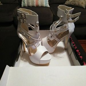 Alba brand stella white stiletto size 8.5